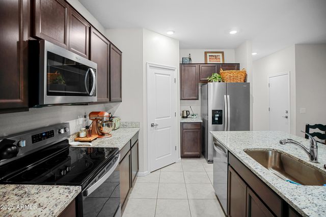 2487 E BOULDER Avenue, Apache Junction, AZ 85119