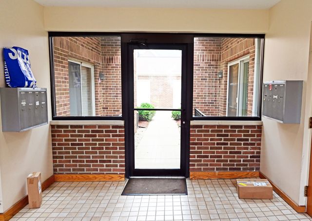 5805 W Eddy Street 1D, Chicago, IL 60634