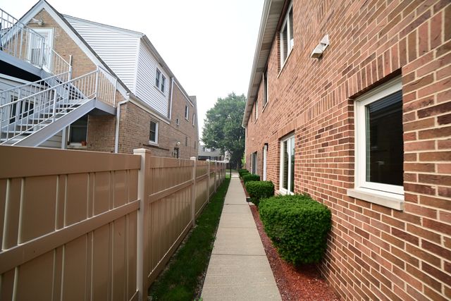 5805 W Eddy Street 1D, Chicago, IL 60634