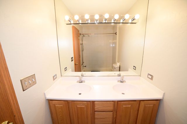 5805 W Eddy Street 1D, Chicago, IL 60634