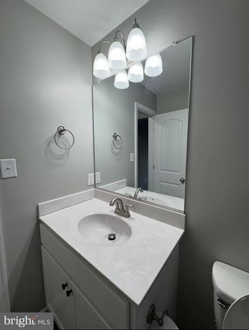 156 N FUNK ST, Strasburg, VA 22657