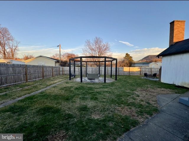 156 N FUNK ST, Strasburg, VA 22657