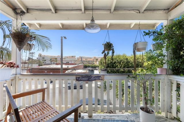 240 Hampton Drive, Venice, CA 90291