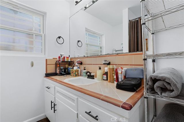 240 Hampton Drive, Venice, CA 90291