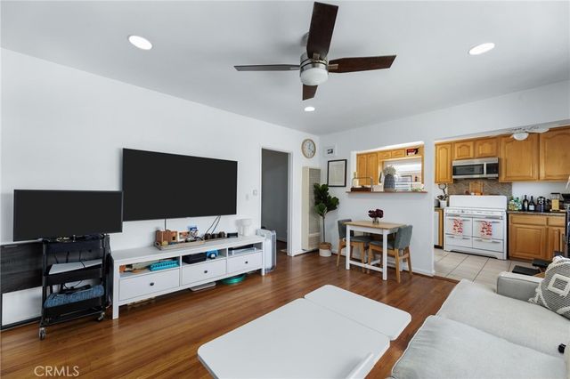 240 Hampton Drive, Venice, CA 90291