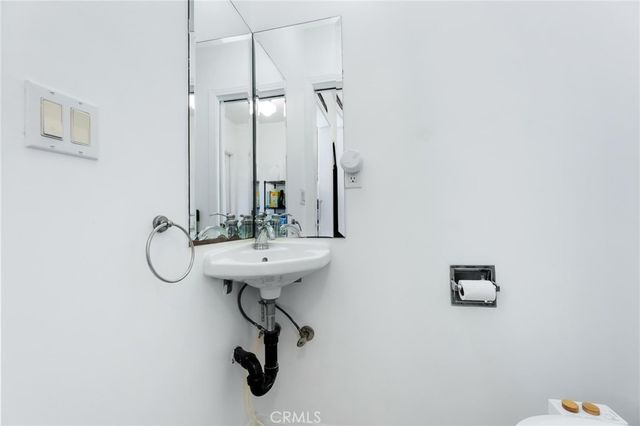 240 Hampton Drive, Venice, CA 90291
