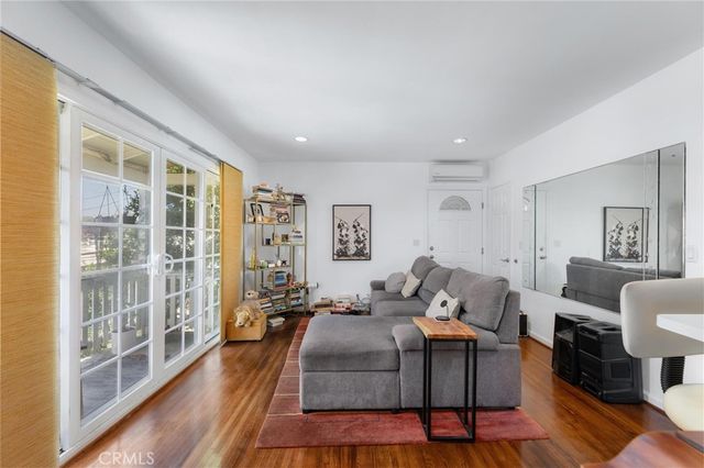 240 Hampton Drive, Venice, CA 90291