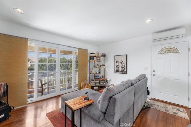 240 Hampton Drive, Venice, CA 90291