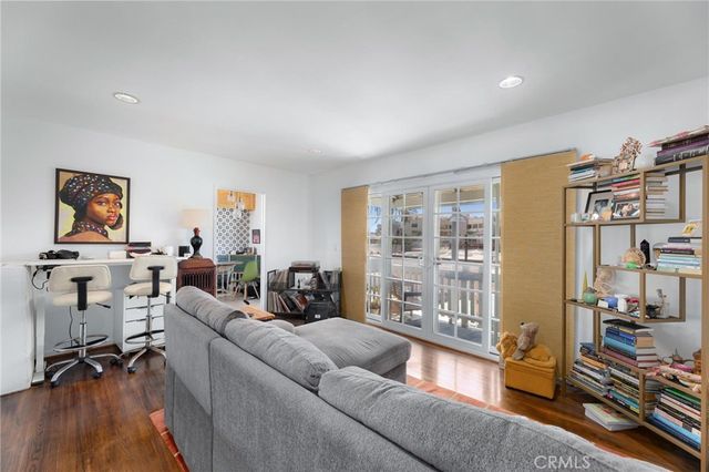 240 Hampton Drive, Venice, CA 90291