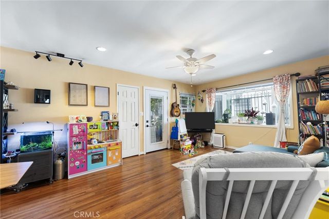 240 Hampton Drive, Venice, CA 90291