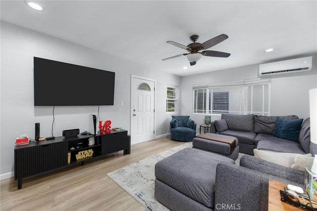 240 Hampton Drive, Venice, CA 90291