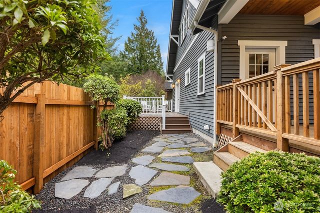 9641 NE North Town Loop, Bainbridge Island, WA 98110
