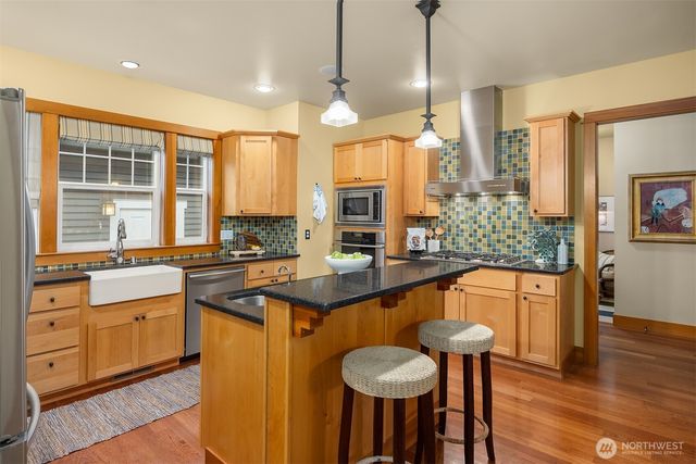 9641 NE North Town Loop, Bainbridge Island, WA 98110