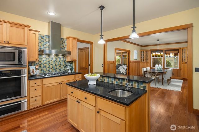 9641 NE North Town Loop, Bainbridge Island, WA 98110