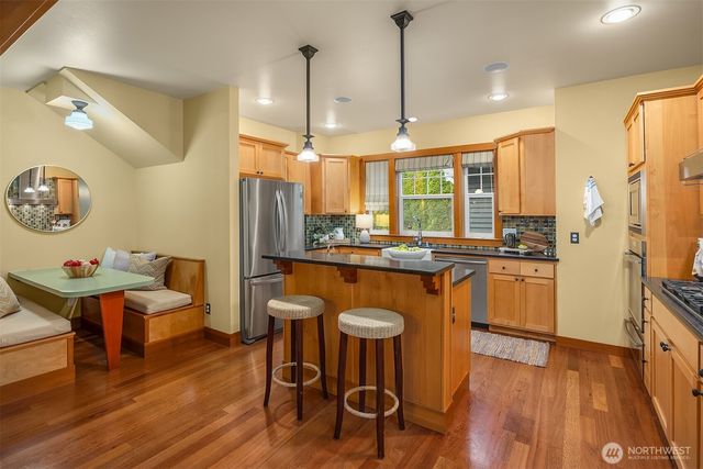 9641 NE North Town Loop, Bainbridge Island, WA 98110