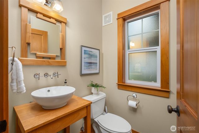 9641 NE North Town Loop, Bainbridge Island, WA 98110