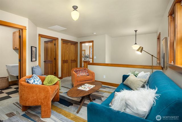 9641 NE North Town Loop, Bainbridge Island, WA 98110