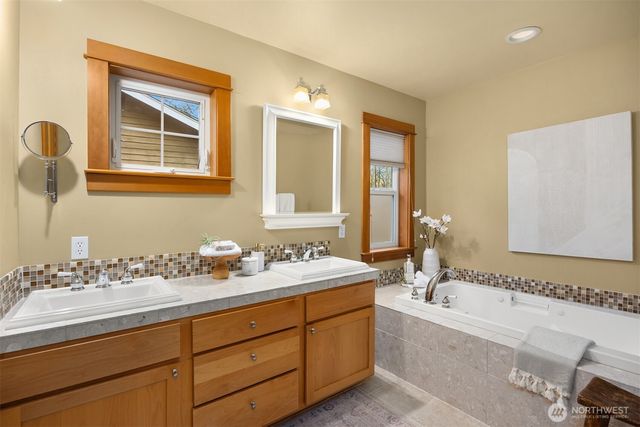 9641 NE North Town Loop, Bainbridge Island, WA 98110