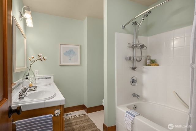 9641 NE North Town Loop, Bainbridge Island, WA 98110