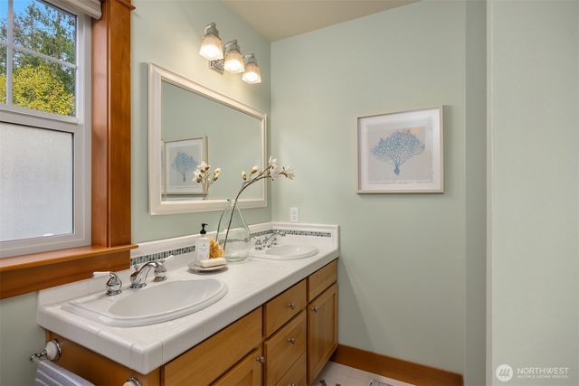 9641 NE North Town Loop, Bainbridge Island, WA 98110