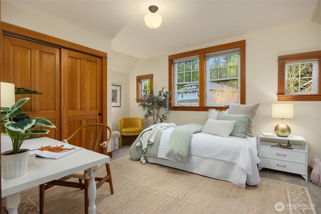 9641 NE North Town Loop, Bainbridge Island, WA 98110