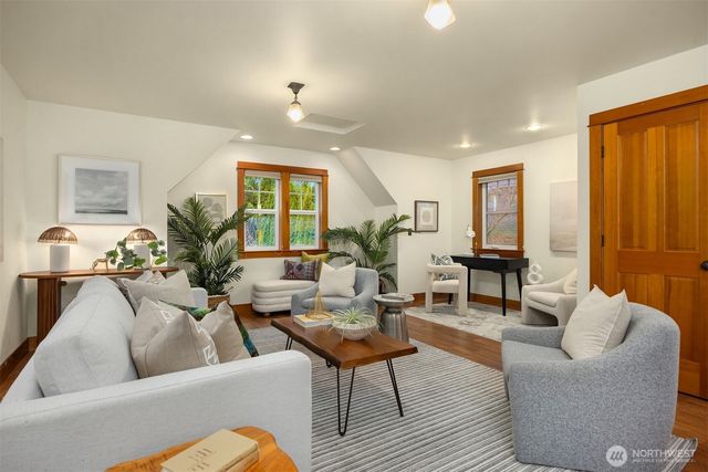 9641 NE North Town Loop, Bainbridge Island, WA 98110