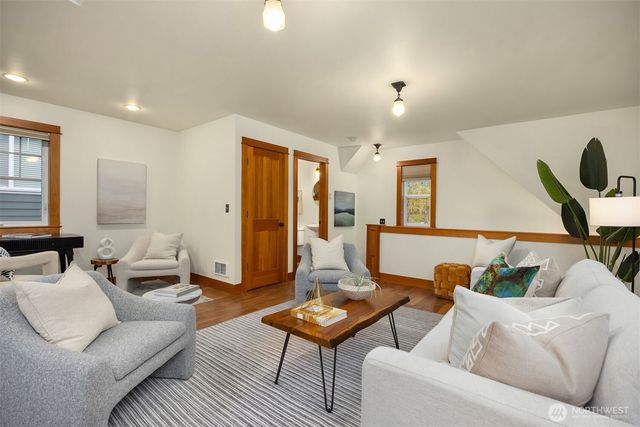 9641 NE North Town Loop, Bainbridge Island, WA 98110