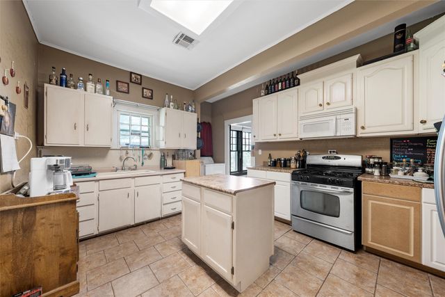 105 N Davis Street, West, TX 76691