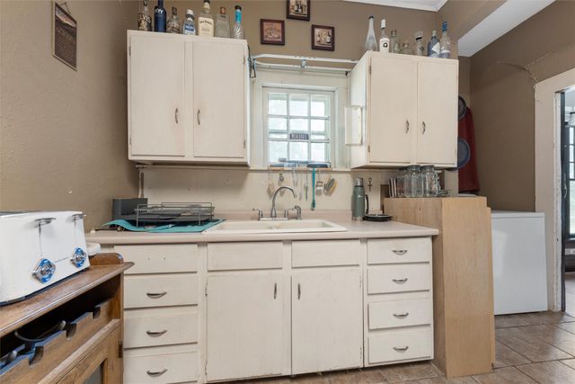 105 N Davis Street, West, TX 76691