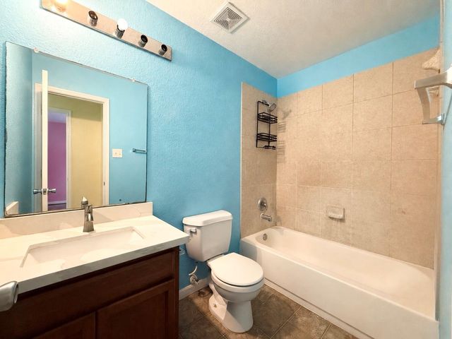 910 Staffordale Manor Lane, Houston, TX 77047