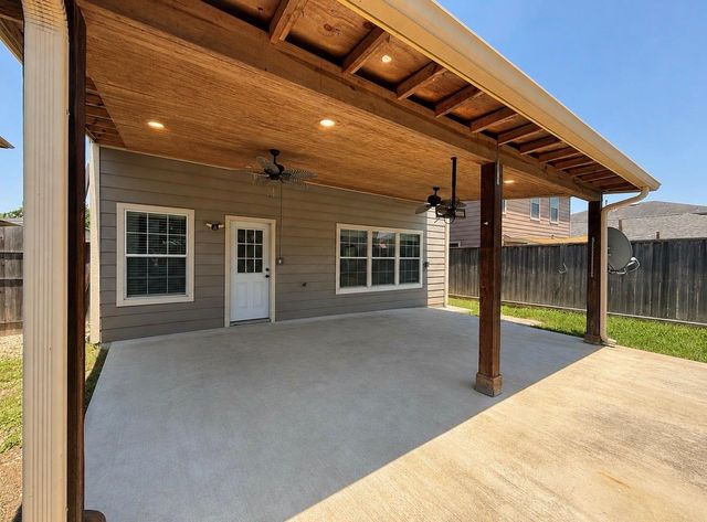 910 Staffordale Manor Lane, Houston, TX 77047