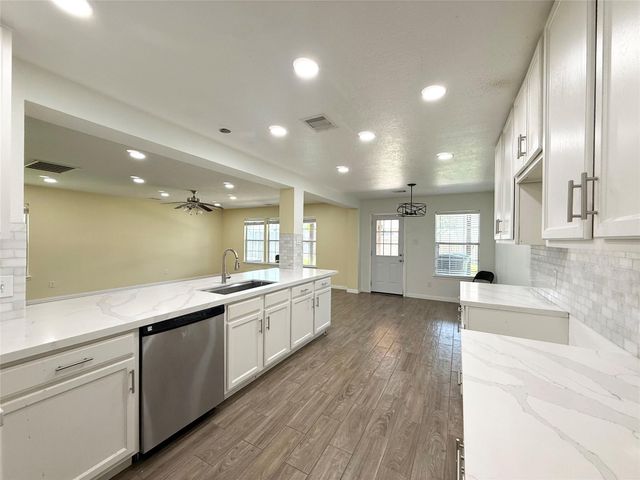 910 Staffordale Manor Lane, Houston, TX 77047