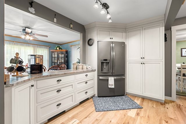 38 Ledge Road, Chelmsford, MA 01863