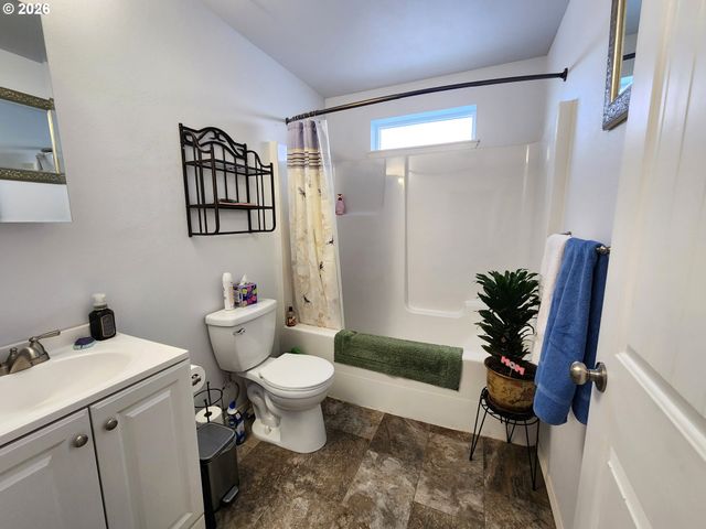 902 N 15TH Ave, Elgin, OR 97827