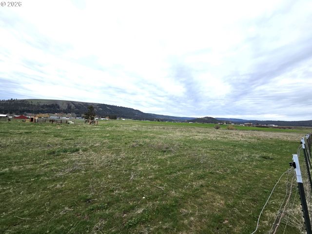 902 N 15TH Ave, Elgin, OR 97827