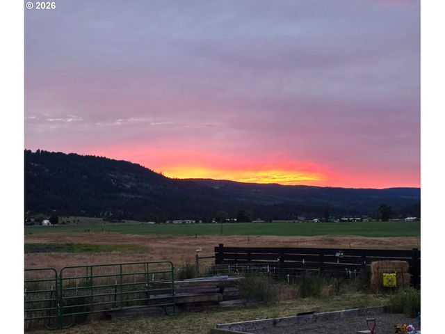 902 N 15TH Ave, Elgin, OR 97827