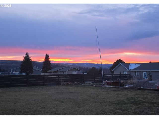 902 N 15TH Ave, Elgin, OR 97827