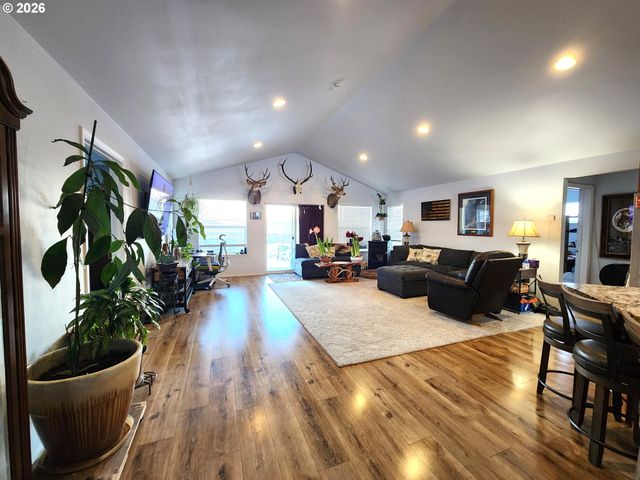 902 N 15TH Ave, Elgin, OR 97827