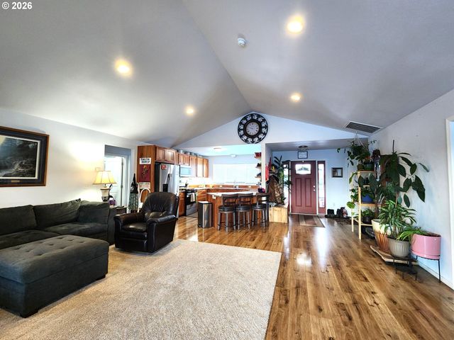 902 N 15TH Ave, Elgin, OR 97827