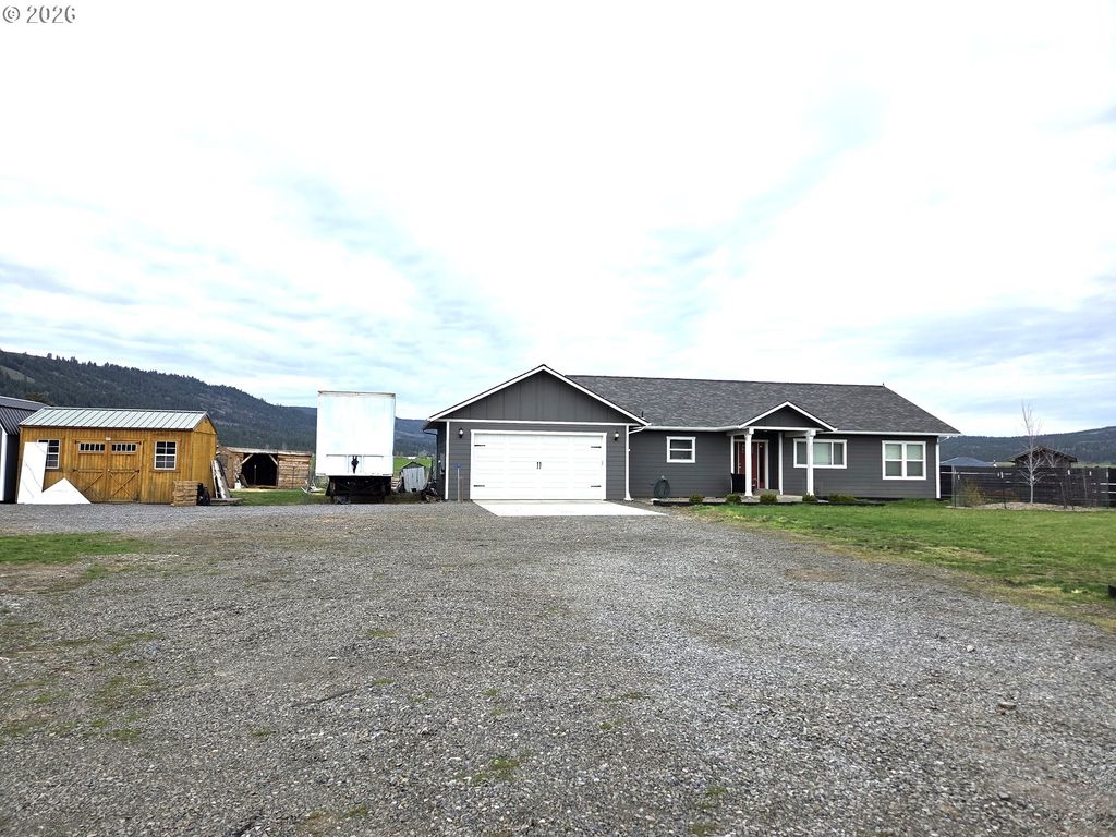 902 N 15TH Ave, Elgin, OR 97827