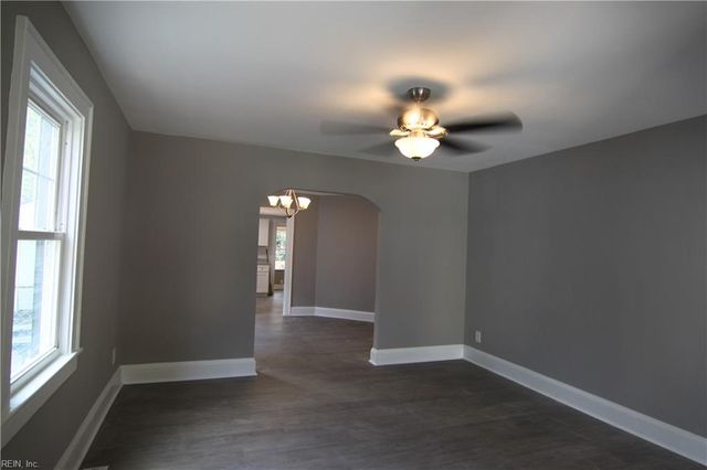 12 Oakcrest ST, Portsmouth, VA 23702