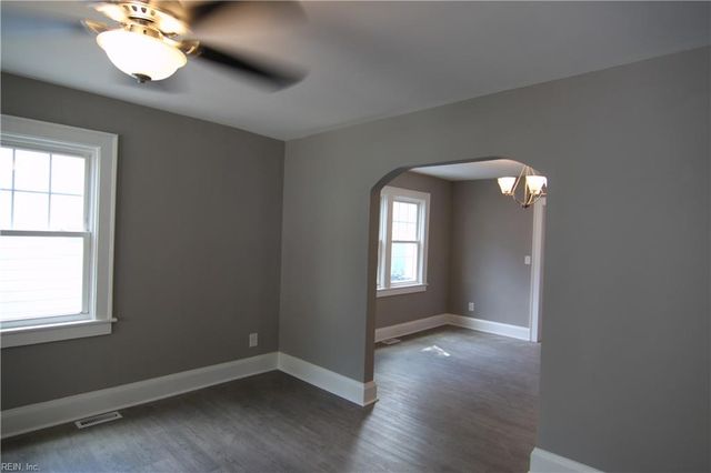 12 Oakcrest ST, Portsmouth, VA 23702