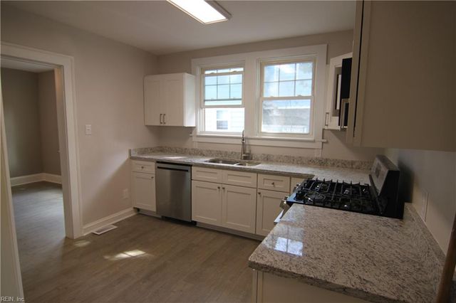 12 Oakcrest ST, Portsmouth, VA 23702