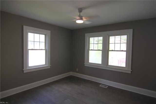 12 Oakcrest ST, Portsmouth, VA 23702