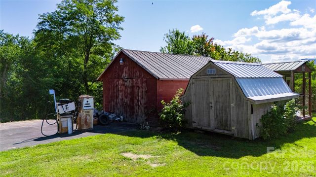 580 Russ Norris Heaton Road, Elk Park, NC 28622
