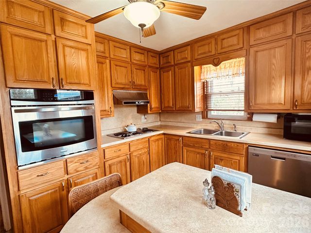 580 Russ Norris Heaton Road, Elk Park, NC 28622