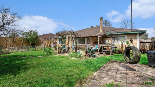 2170 Pilgrims Point Drive, Friendswood, TX 77546