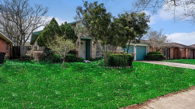 2170 Pilgrims Point Drive, Friendswood, TX 77546