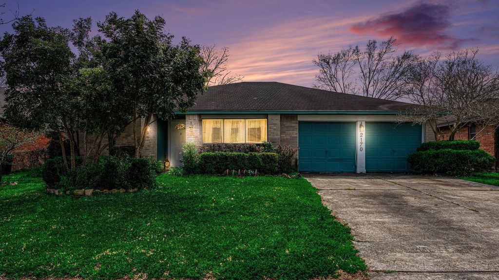 2170 Pilgrims Point Drive, Friendswood, TX 77546