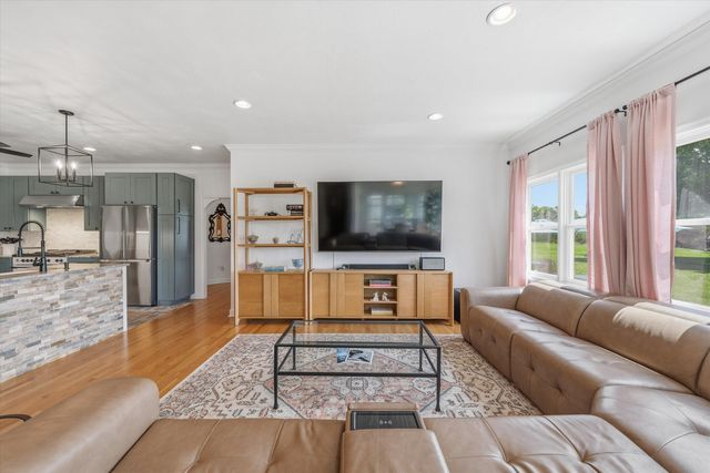 104 Pointe O Woods DR, Huddleston, VA 24104
